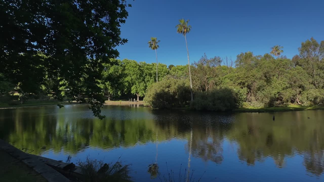 4k Hyde Park Perth blue lake green tree inner-city oasis wide