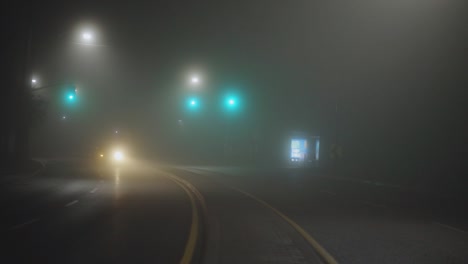 Conducción-De-Vehículos-De-Noche-Con-Niebla---Ancho