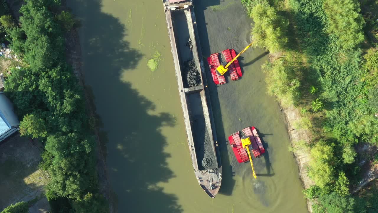 하천, 운하 의 공중 사진 은 발굴기 에 의해 굴착 되고 있다