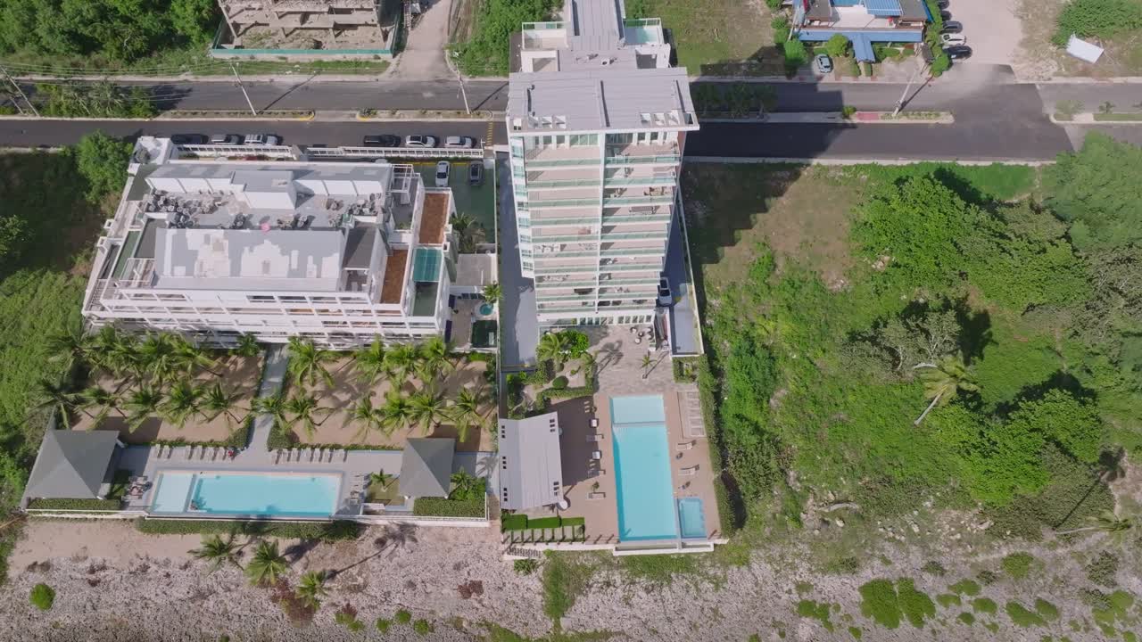nuevos y lujosos edificios frente al mar, juan dolio en la república dominicana