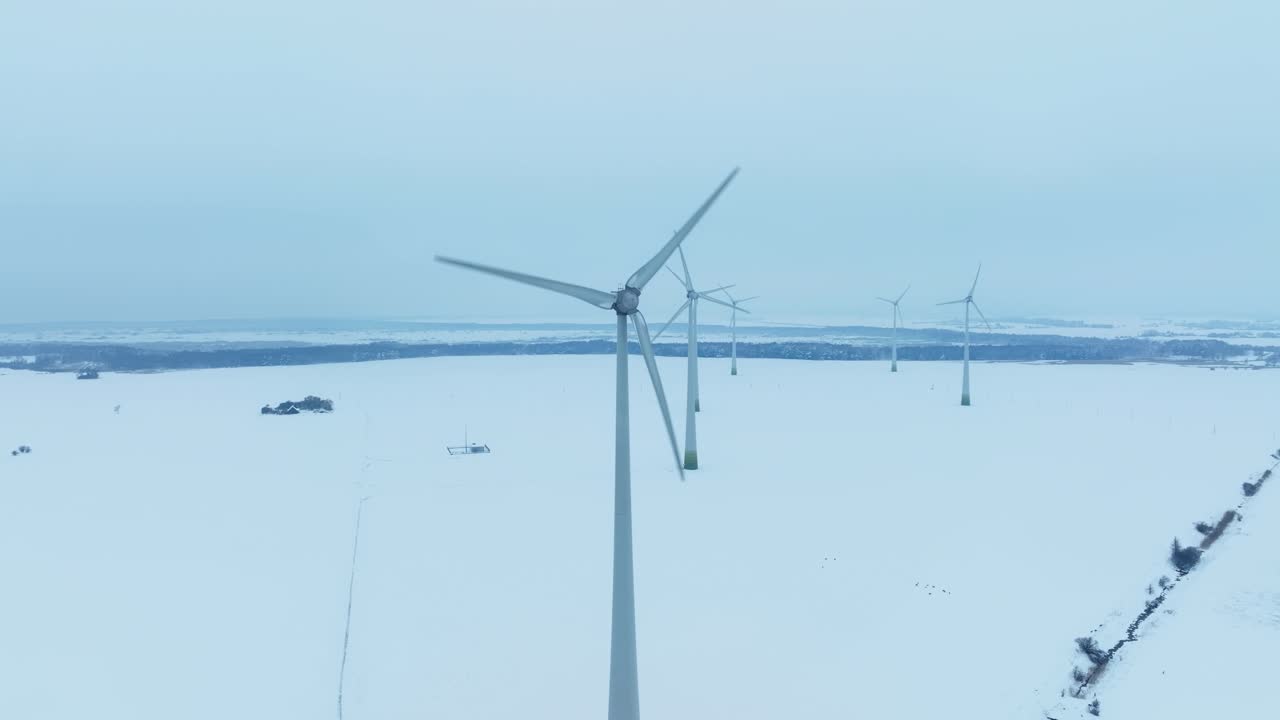 파노라마 뷰 풍력 발전소: 겨울에는 블레이드가 회전하여 소비자를 위해 전기를 생산합니다.