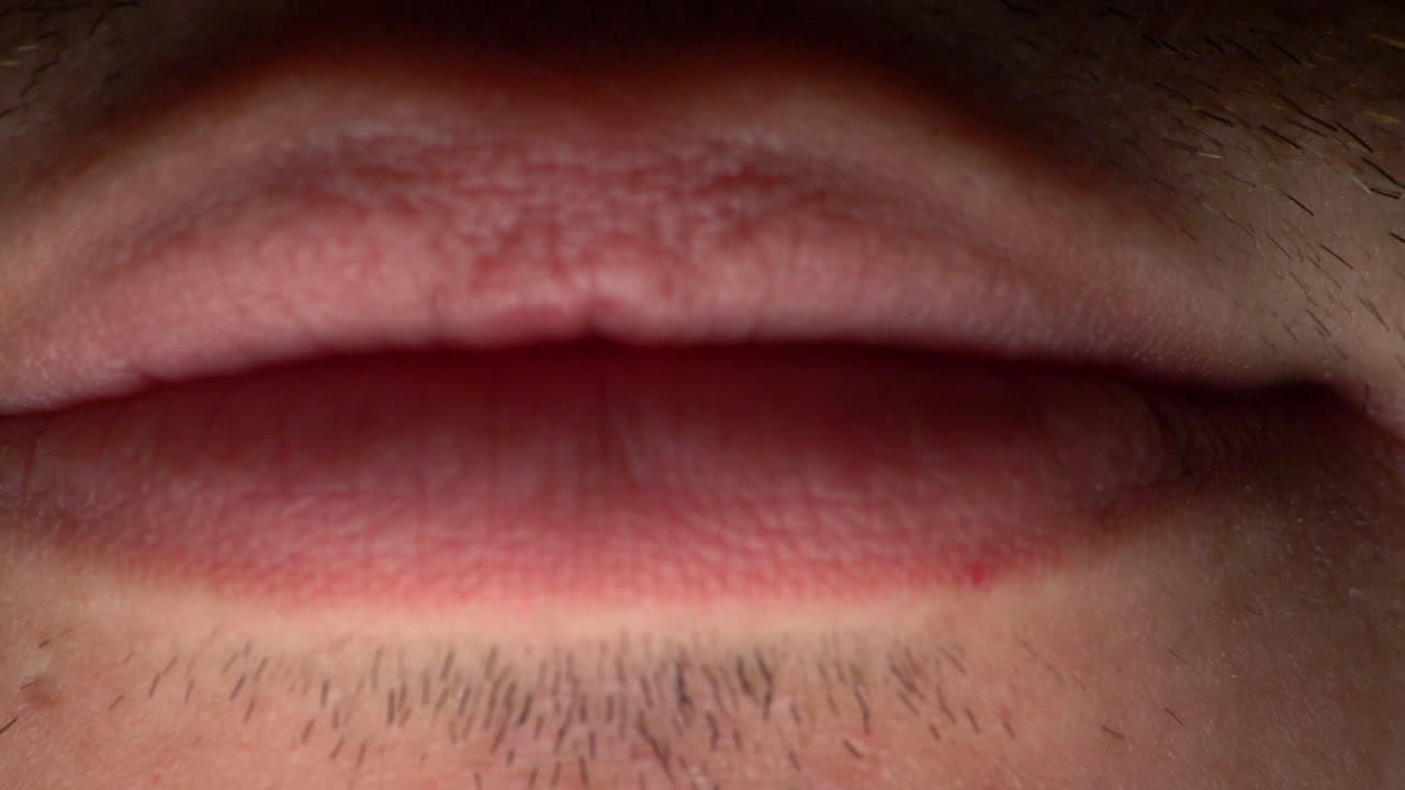 un hombre sonriendo y abriendo y cerrando la boca - macro