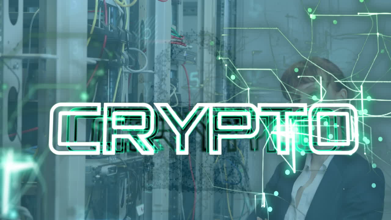 animación de texto criptográfico sobre patrón de mapa iluminado, ingeniera caucásica comprobando el servidor