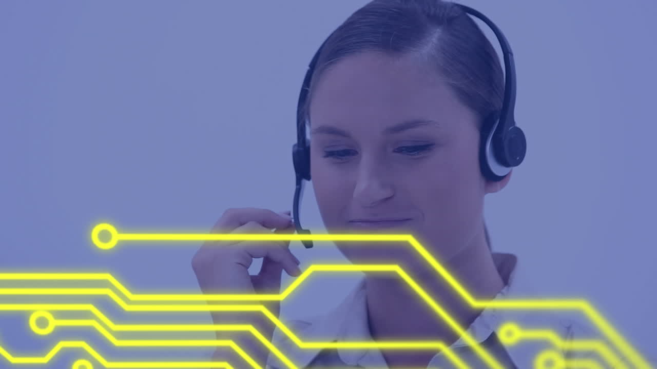 animación de la placa de circuito del procesador sobre una mujer de negocios usando auriculares de teléfono