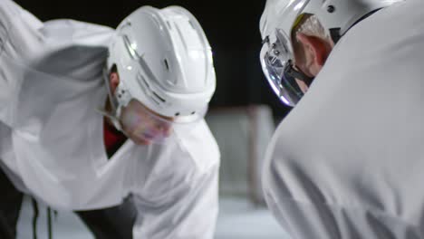 konzentrierter eishockeyspieler, der seinen rivalen vor dem spiel anschaut