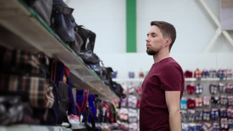 hombre comprando bolsas en una tienda