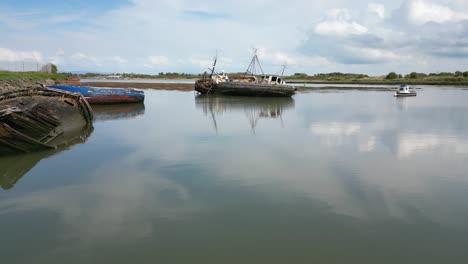 Schiffswracks-In-Ruhigem-Wasser-Mit-Wolkenreflexionen-Auf-Dem-Fluss-Wyre-In-Fleetwood-Docks,-Lancashire,-Großbritannien