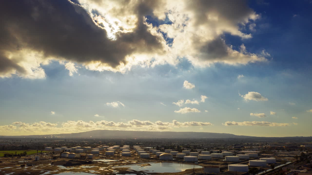 el impresionante paisaje de casas de almacenamiento blancas redondas en carson, california en un día soleado con una montaña en la distancia - lapso de tiempo