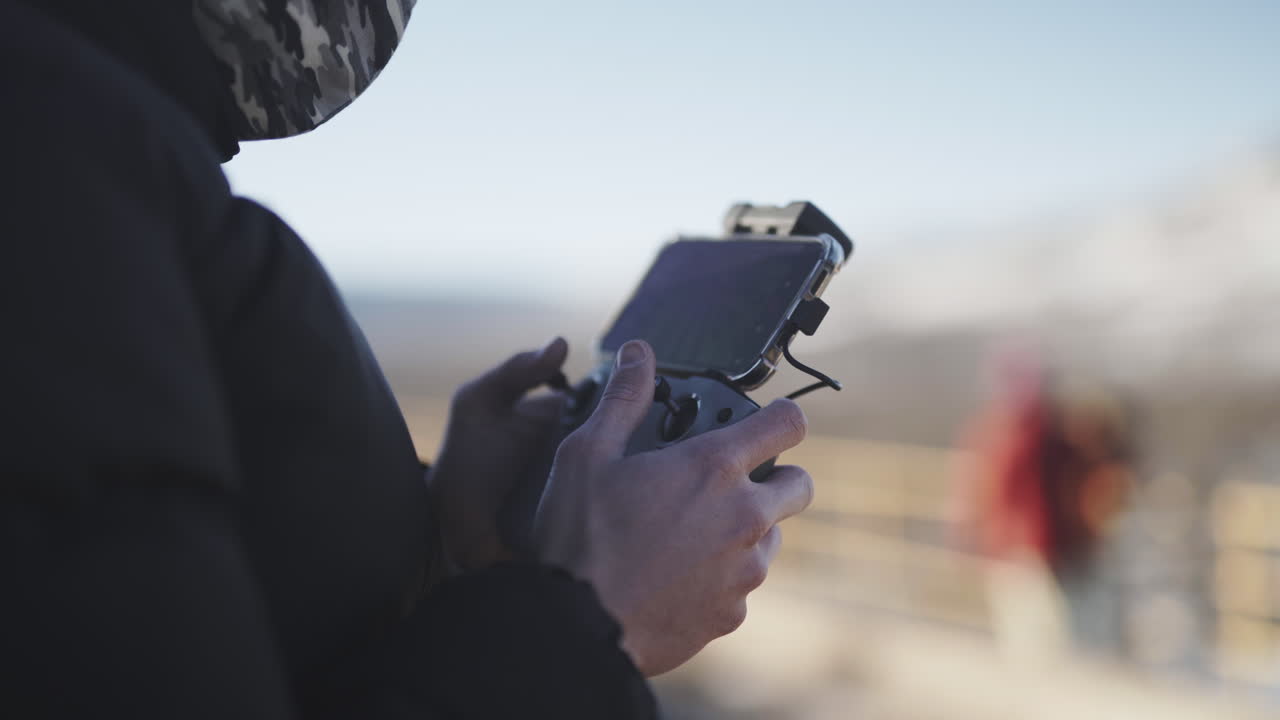 closeup de operação do controlador remoto inteligente dji