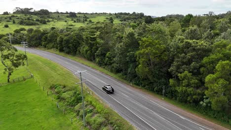 carretera de campo con coches y paisajes exuberantes
