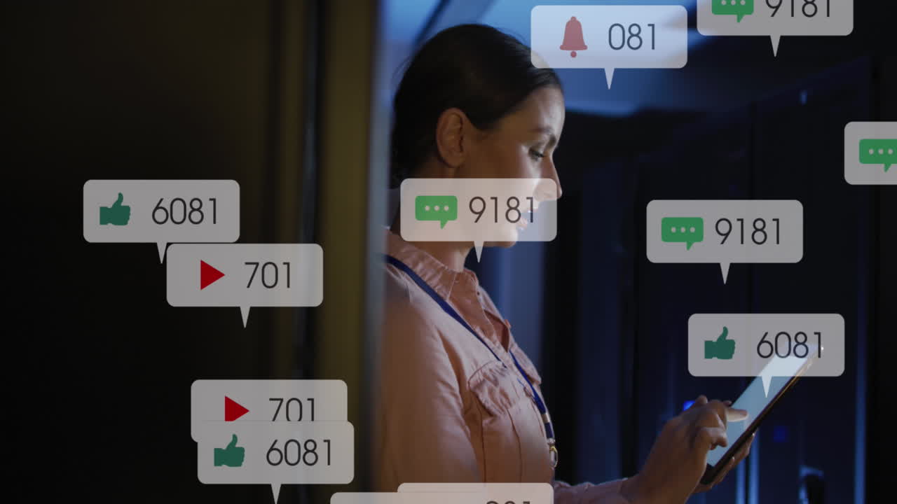 animación de iconos de redes sociales sobre una ingeniera caucásica que usa una tableta digital en la sala del servidor
