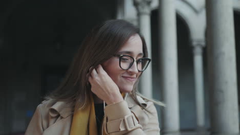 Estudiante-Poniéndose-Auriculares-En-El-Pasillo.-Empresario-Escuchando-Música-En-Auriculares