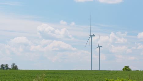 Statischer-Panoramablick-Auf-Die-Windkraftanlage-Auf-Der-Grünen-Wiese-Mit-Blauem-Himmel-Und-Wolken