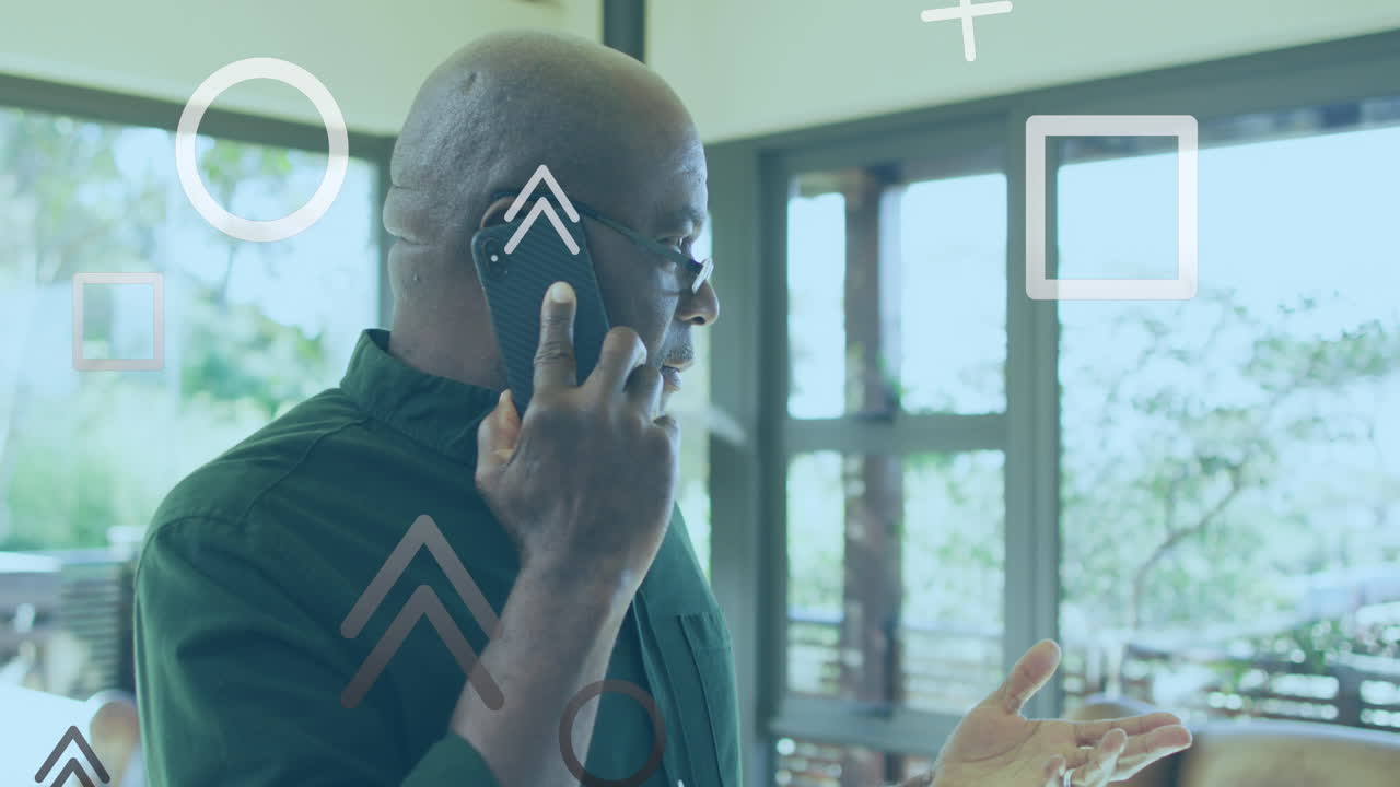 animación de flechas y formas geométricas sobre un hombre de dos razas que habla en su teléfono inteligente