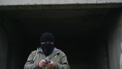 un hombre con una máscara negra cuenta el dinero y lo pone en su bolsillo. levanta un cartel. copia los puntos de seguimiento del espacio. tablero de pantalla verde en blanco.