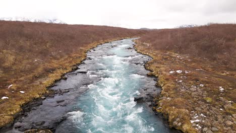 fiume ghiacciato selvaggio nel sud-ovest dell'islanda - ripresa aerea con drone