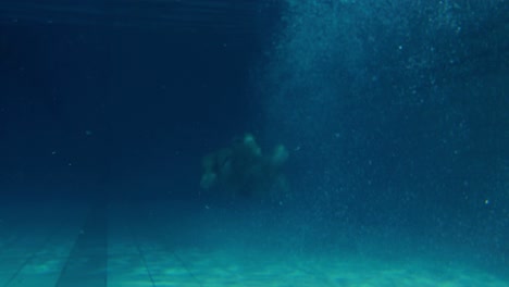 Hombre-En-Forma-Nadando-Bajo-El-Agua-En-La-Piscina