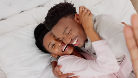 Selfie-Eines-Glücklichen-Schwarzen-Paares,-Das-Sich-Auf-Dem-Bett-Umarmt