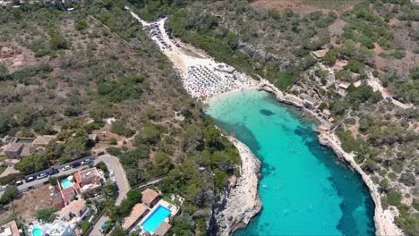 Mallorca:-Vista-Aérea-De-La-Ciudad-Turística-De-Cala-Liombards-En-La-Isla-De-Mallorca,-España,-Europa-|-Costa-De-La-Ciudad-A-Playa-Llena-De-Gente