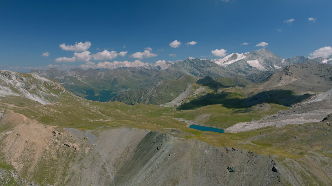 Imponerende bjergpas Pas de Lona med udsigt over Lac de Lona i Valais, Schweiz
