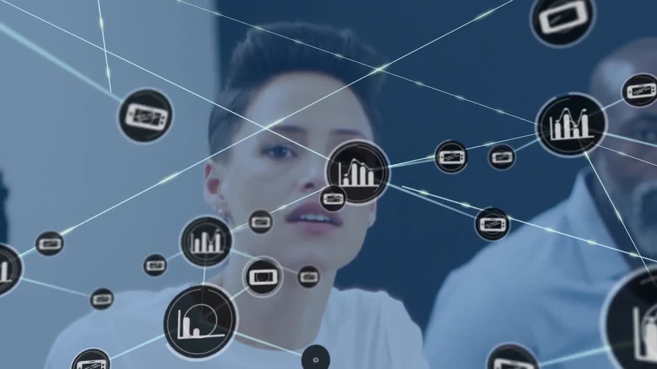 animación de la red de iconos digitales contra la mujer biracial en la oficina.