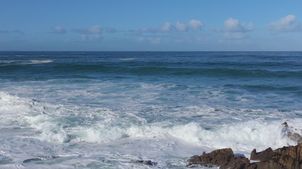 Onde tempestose del mare che si infrangono sulle coste rocciose vicino a Praia da Salsa ad Arteixo, A Coruña, Galizia, Spagna. Scatto aereo