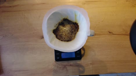 l'arte e la tranquillità del caffè speciale v60, dove ogni goccia di acqua calda si intreccia con la delicata polvere di caffè