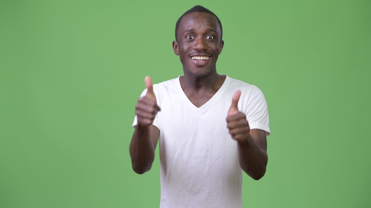 joven africano feliz dando dos pulgares hacia arriba