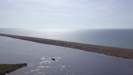 Seguimiento-Aéreo-De-Izquierda-A-Derecha-Sobre-La-Laguna-De-La-Flota-En-La-Playa-De-Chesil