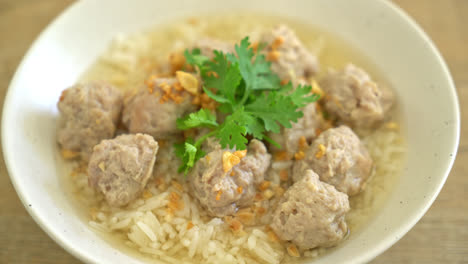 arroz hervido casero con bol de cerdo