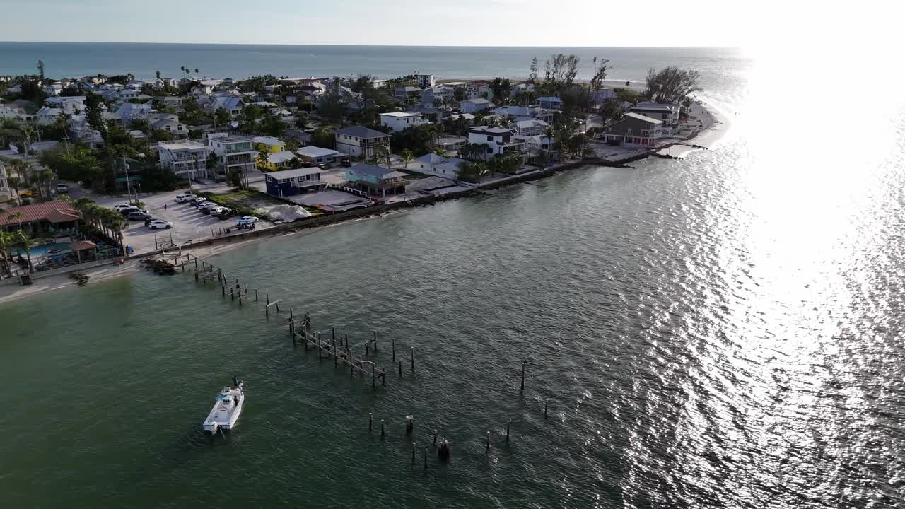 Punto más septentrional de la Isla Anna Maria al atardecer.