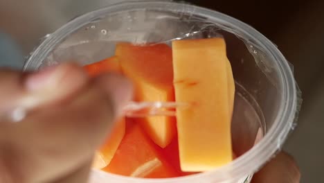 una rebanada de papaya en un plato blanco