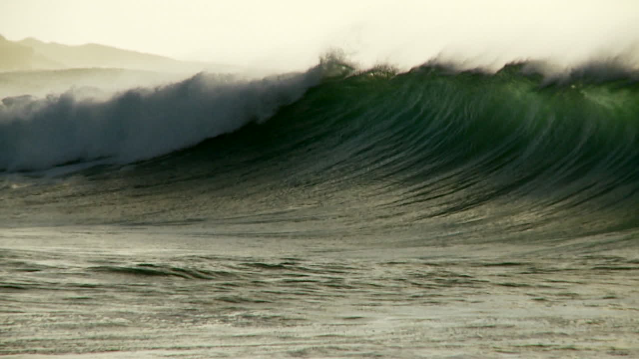 большие волны накатывают и разбиваются о береговую линию 3