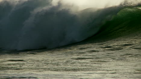 Grandes-Olas-Crecen-Y-Rompen-En-Una-Costa-3