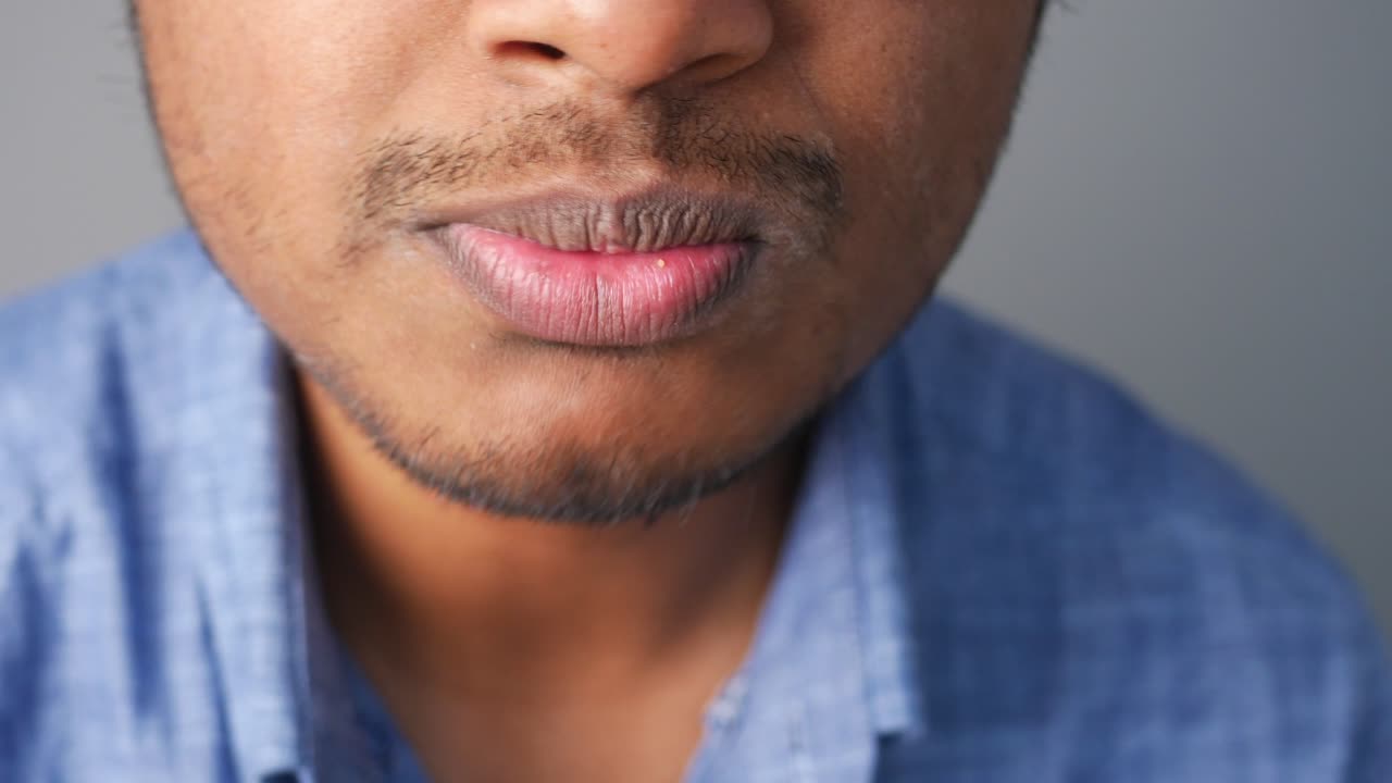 cerca de la boca de un hombre