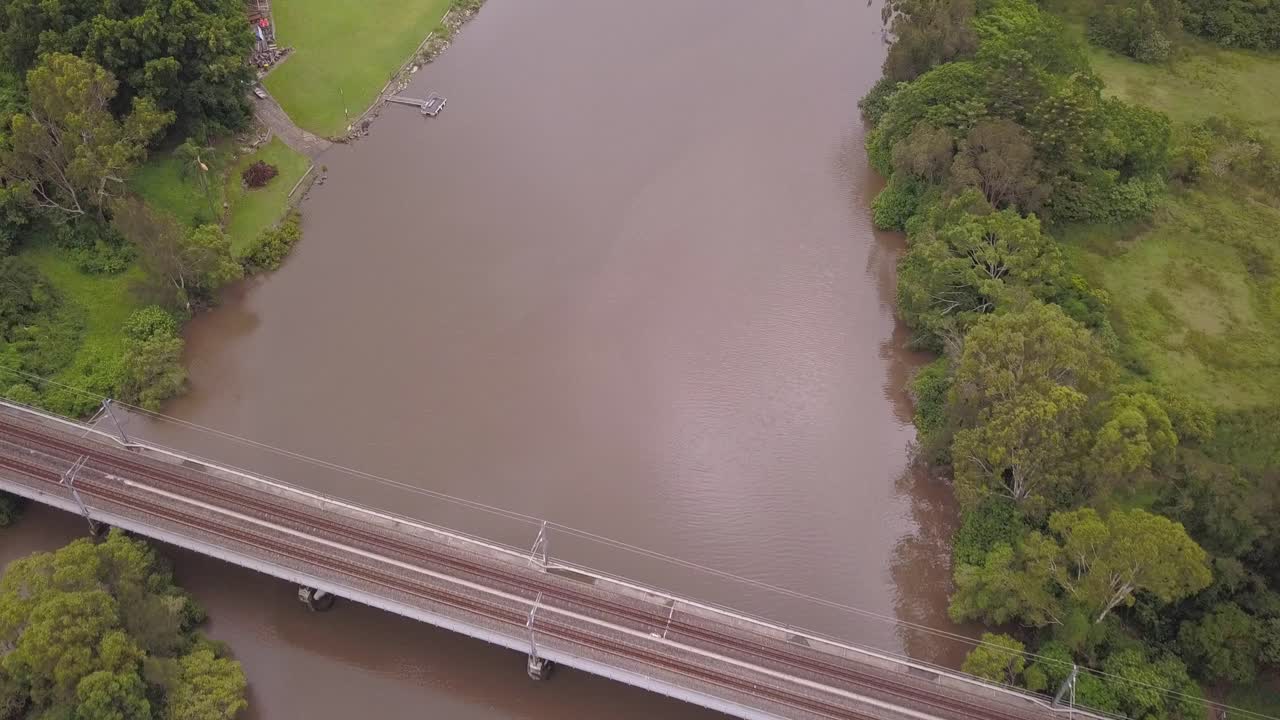 호주 퀸즐랜드 애쉬모어에 있는 기차 다리와 캠핑카 사이트가 있는 네랑 강 인근을 비행하는 공중 샷