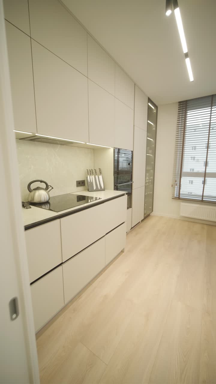 модернистский интерьер квартиры с простым декором, нейтральными тонами и чистыми линиями. дизайн подчеркивает функциональность, создавая спокойное и организованное жилое пространство.