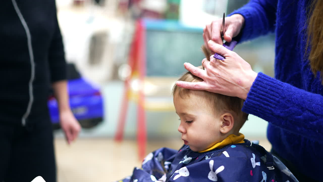 Bambino che si fa tagliare i capelli