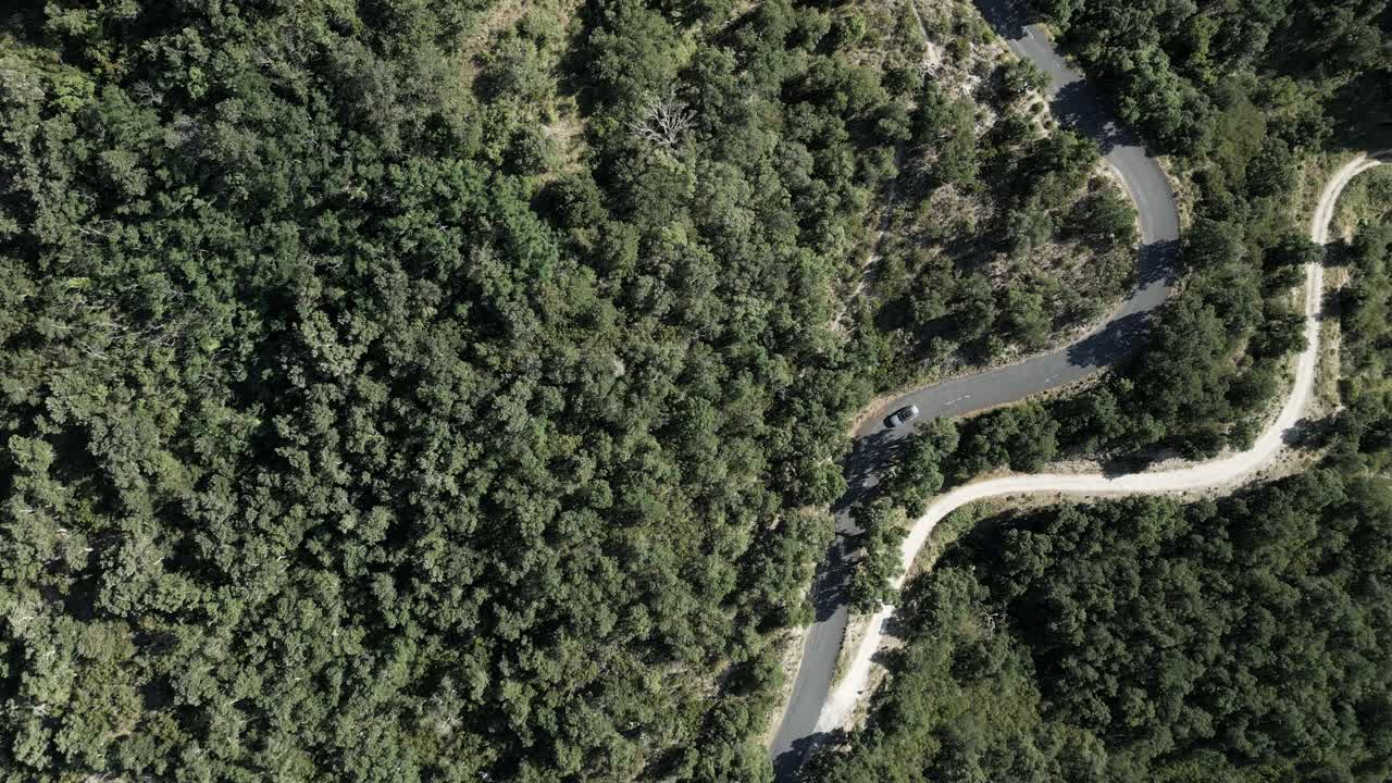 un dron atraviesa la autopista mediterránea a través de la montaña, el bosque exuberante y el ap-7.