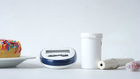 gestión de la diabetes: rosquilla y medidor de glucosa