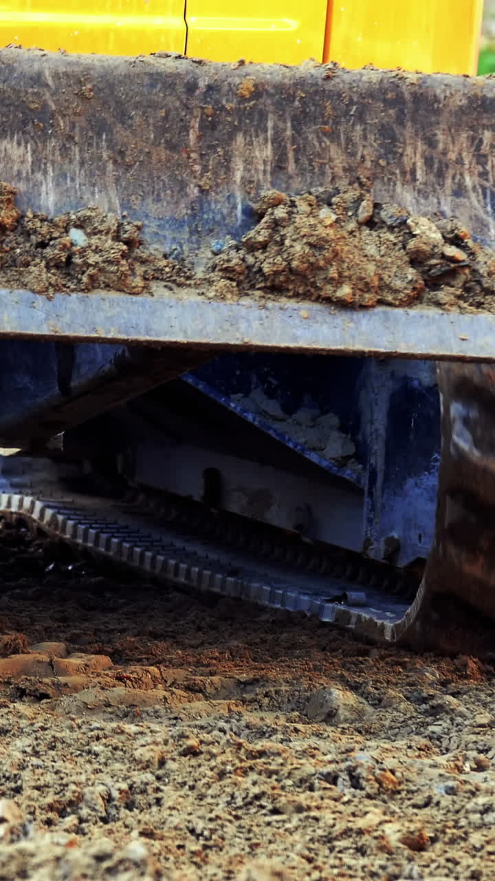 Escavatore che si muove sul terreno