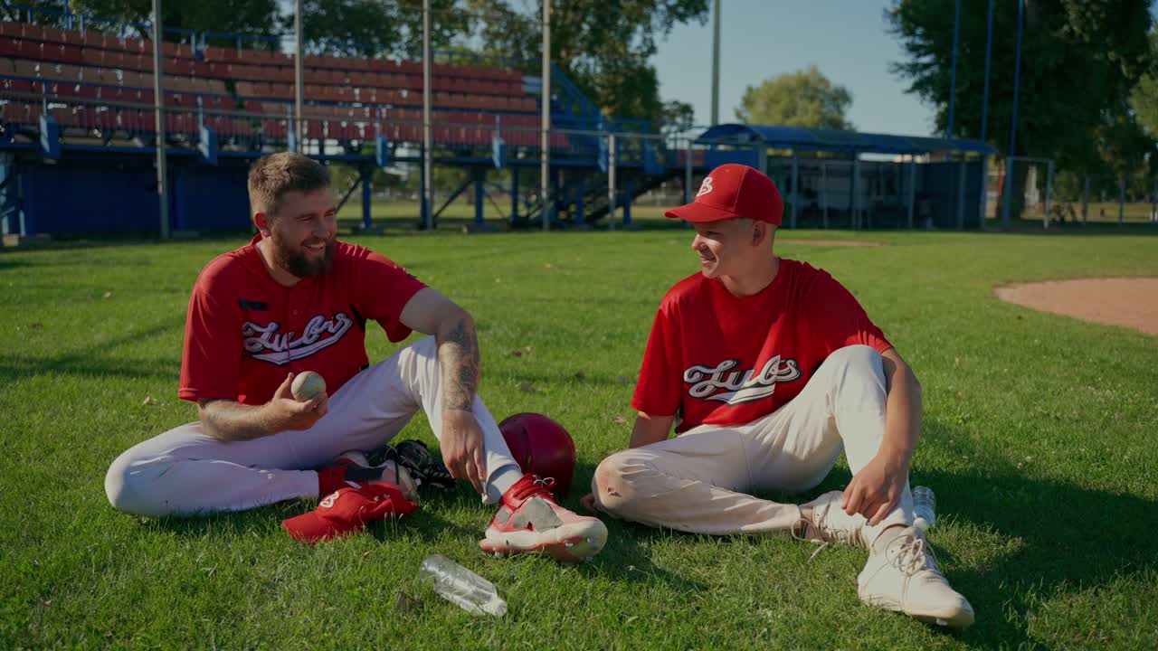 Squadra di baseball che si riposa sul campo