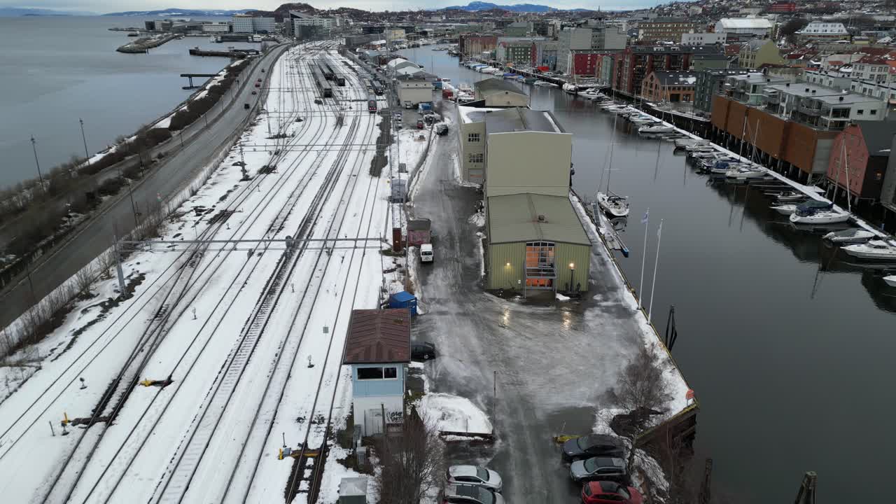 volando sobre las vías del tren cerca del río nidelven en trondheim, noruega