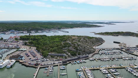 Saltholmens-Brygga---Fähren,-Yachten-Und-Segelboote-Vor-Anker-Im-Hafen-In-Der-Nähe-Von-Saltholmen,-Göteborg,-Schweden