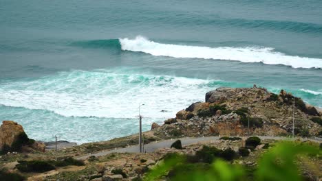 Enormes-Olas-Rompiendo-Y-Rodando,-Panorama-De-Destino-De-Surf-En-La-Costa-De-Vietnam