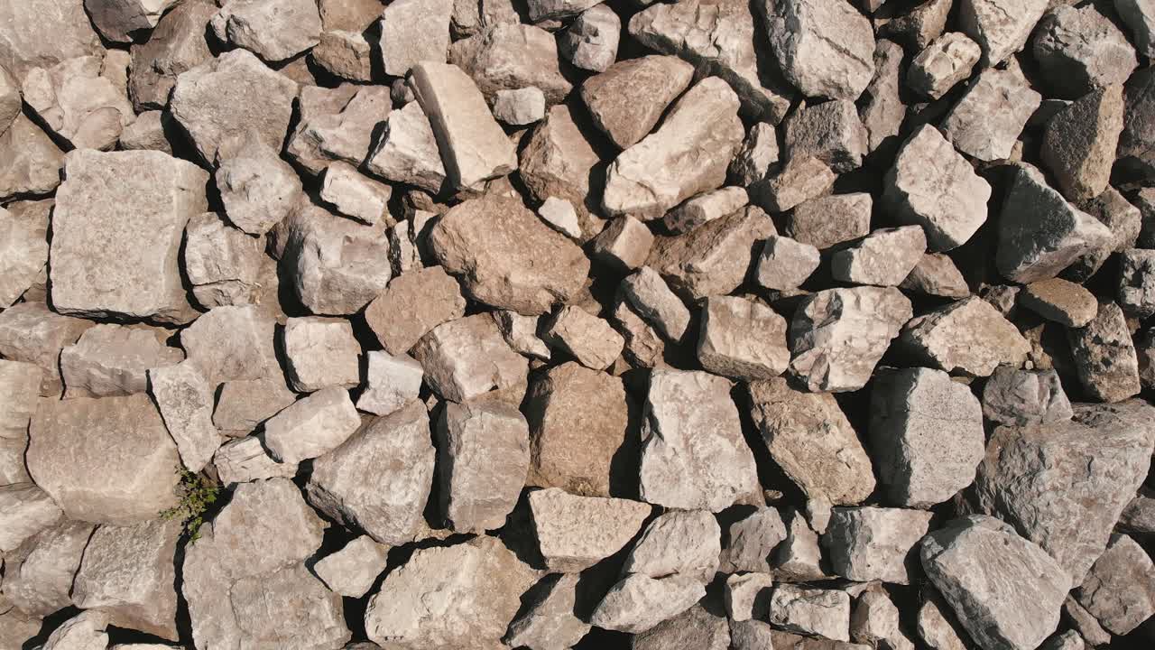 돌 바다 벽은 육지와 해안을 분리합니다