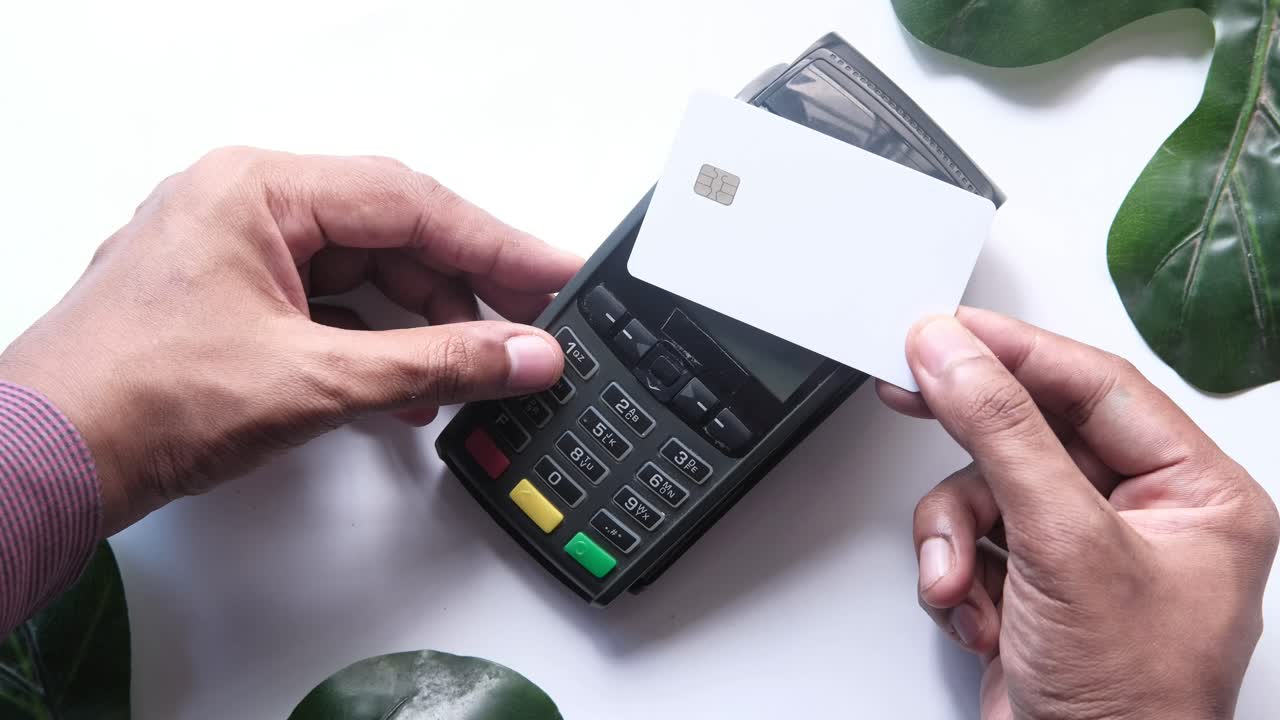 Persona che utilizza un terminale di pagamento con una carta di credito