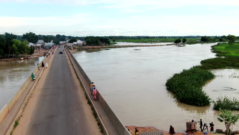 las inundaciones del río sokoto en la ciudad de argungu en el estado kebbi de nigeria rompen la costa y se derraman en las tierras de cultivo - vista aérea