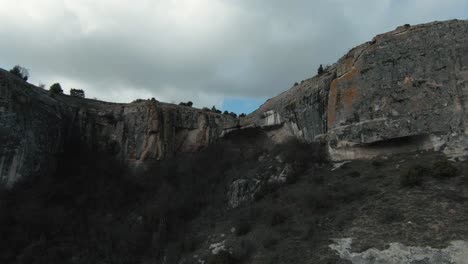 cañón rocoso con cueva y arco