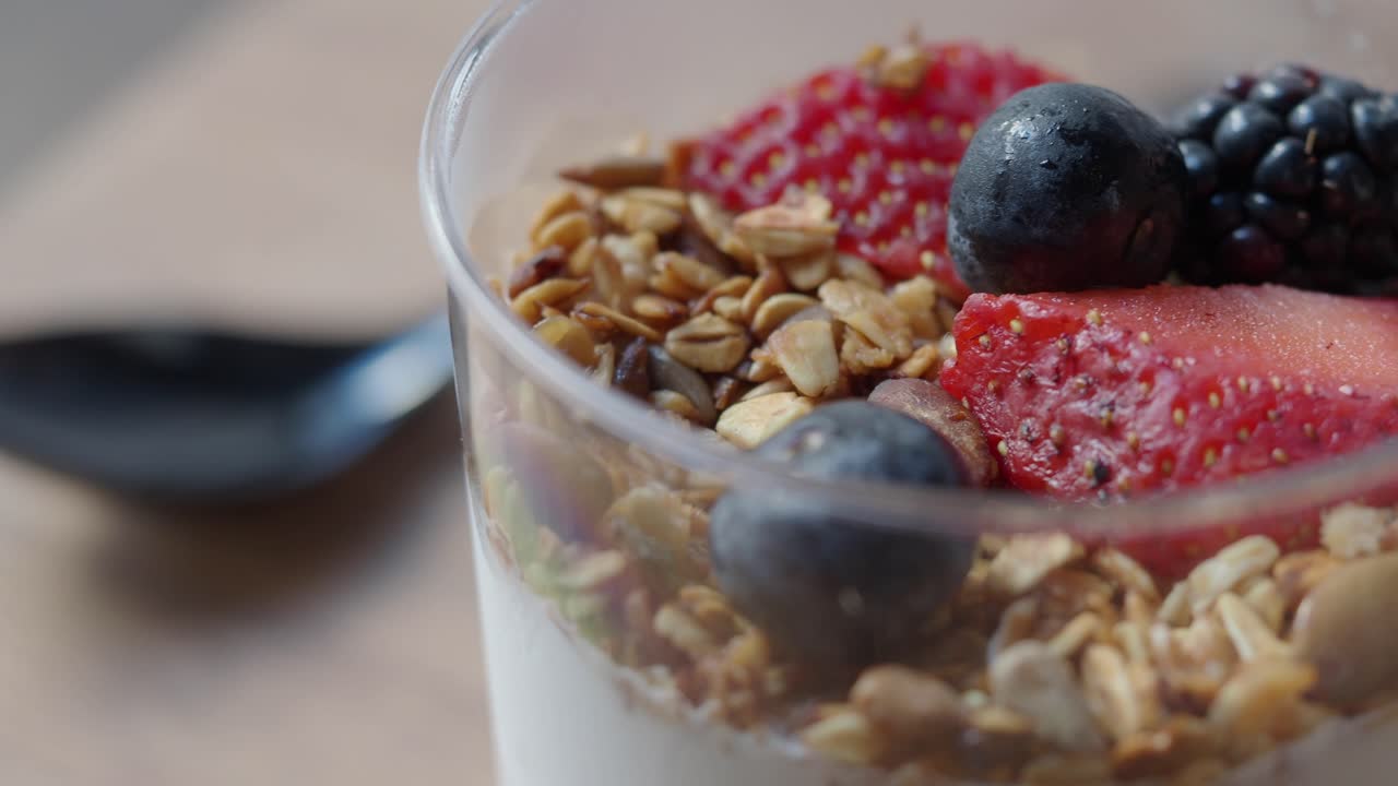 Primo piano di parfait allo yogurt con granola e frutti di bosco freschi